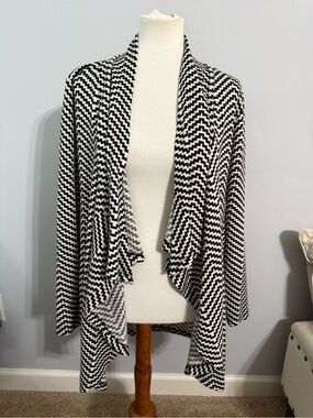 Black & White Chevron Women's Sweater
